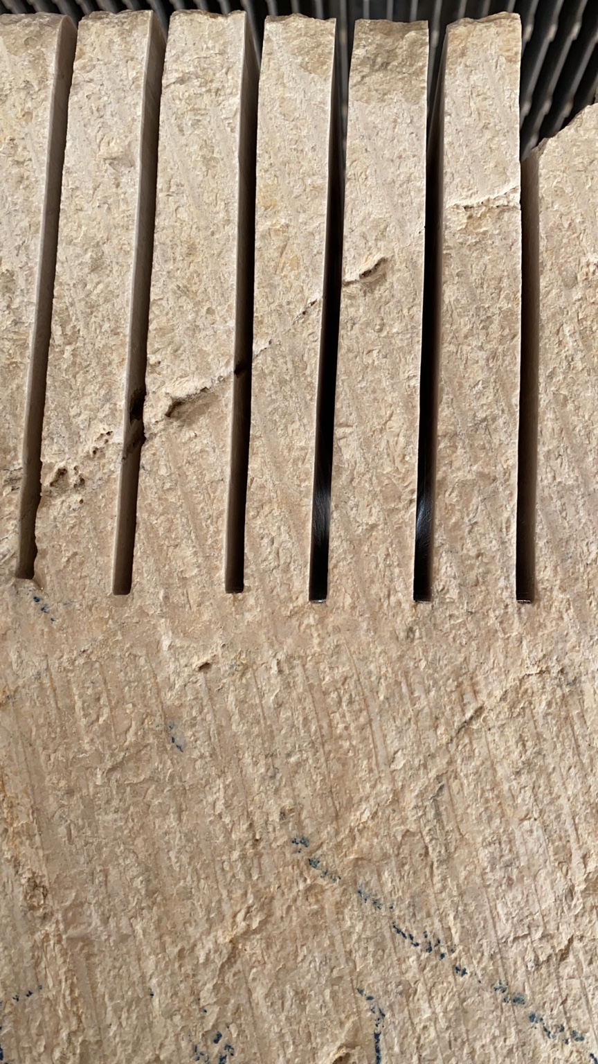 Marmorblock mit unregelmäßigen Schnitten und Plattenabweichungen