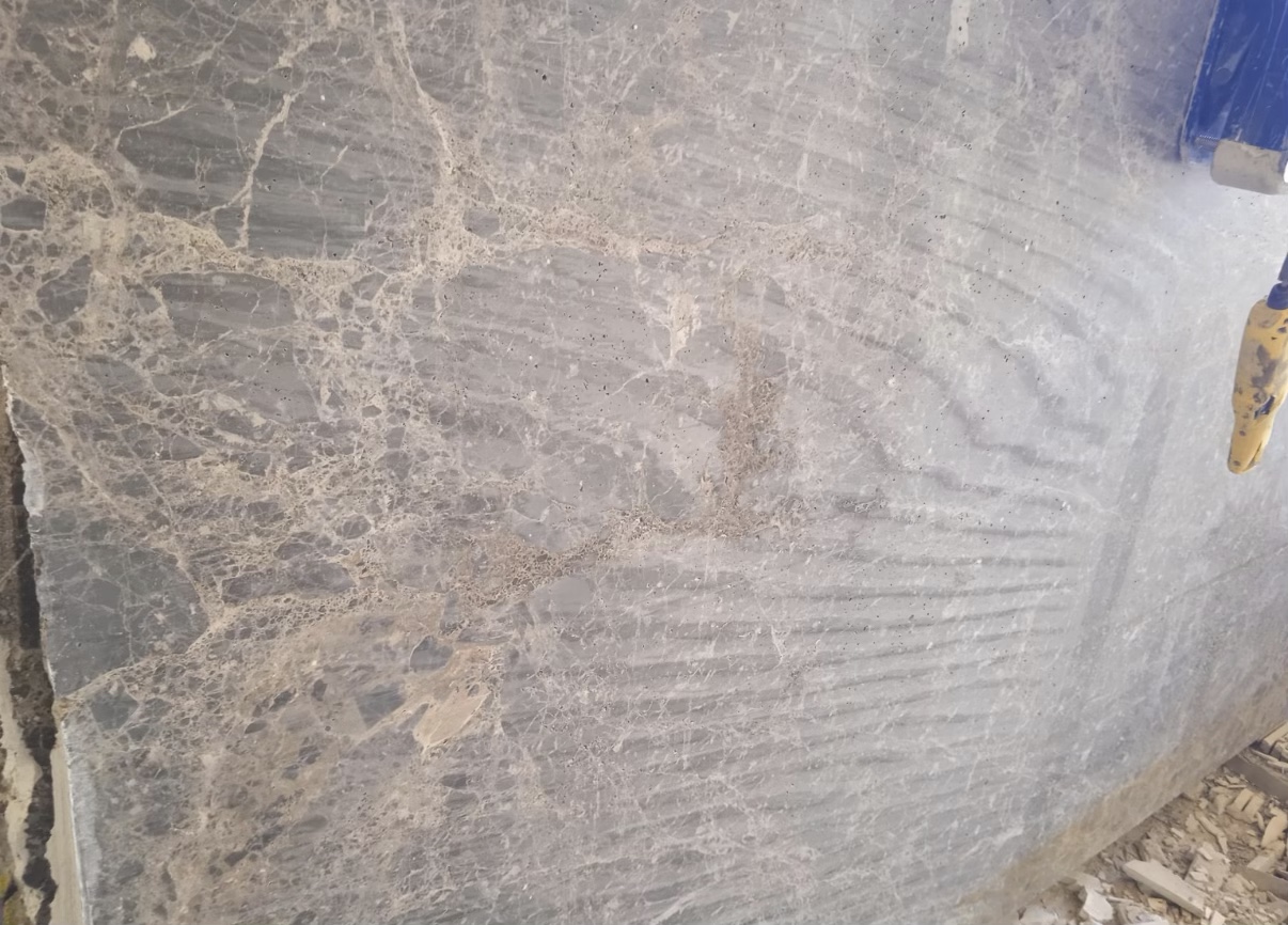 Marmorplatte mit welligen Sägespuren