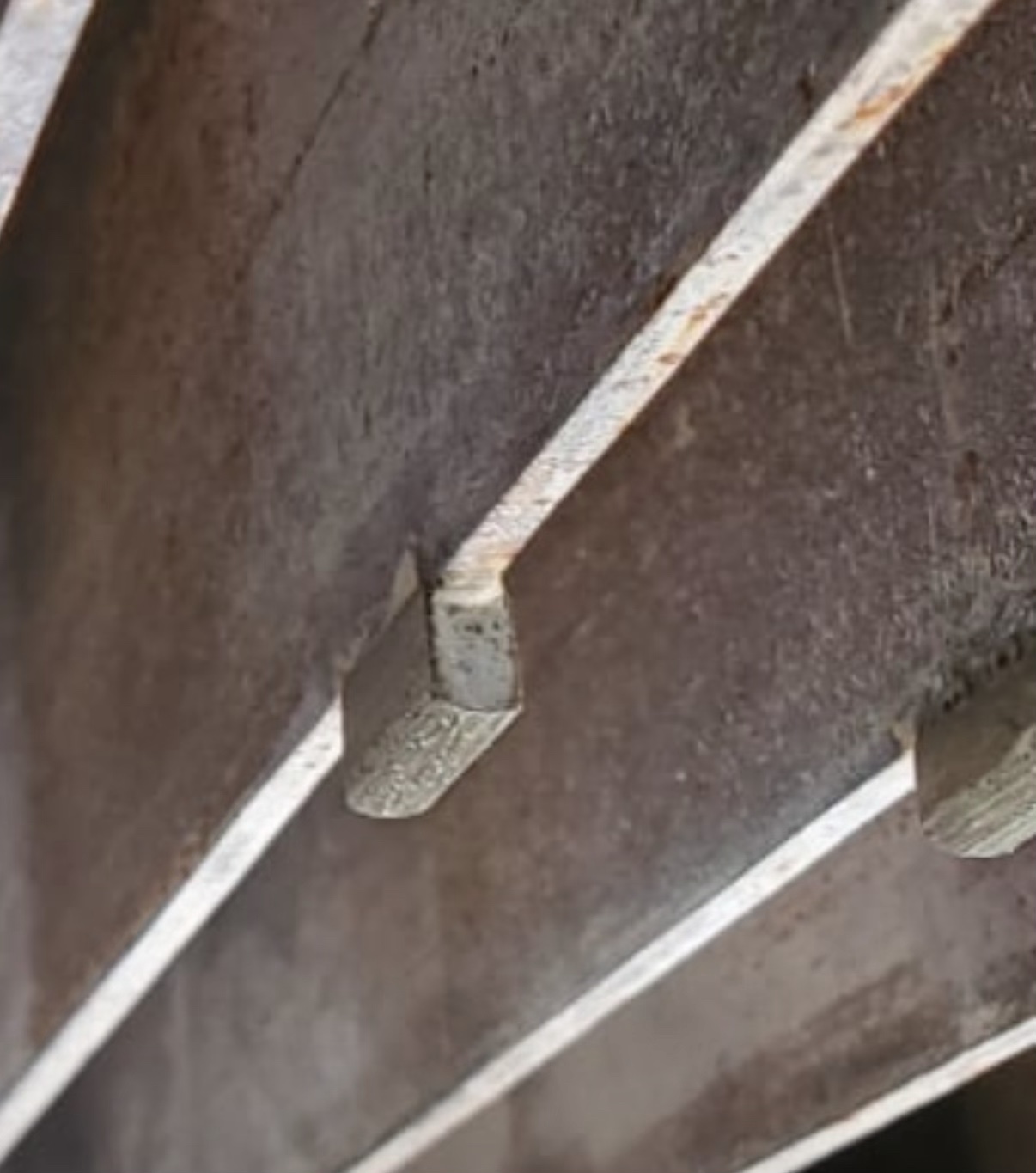 Fotografía ilustrativa de segmentos diamantados para telar; no constituye un diagnóstico de este defecto